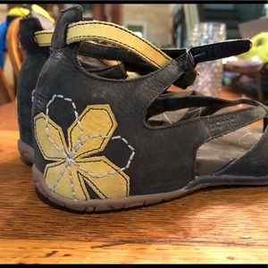 Merrill. Size 7. Black and mustard.